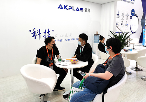 愛(ài)科機(jī)械參加CHINAPLAS2021，講解注塑機(jī)